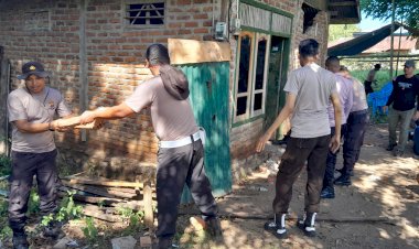 Gotong-Royong-Polri-dan-Warga,-Puing-Rumah-Mulai-Dibersihkan