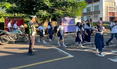 Gatur-Pagi-Sat-Lantas-Polres-Flotim-Jadi-Garda-Awal-Keselamatan-di-Jalan-Raya