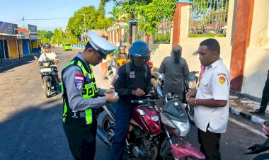 Tertib-Berlalu-Lintas,-Sat-Lantas-Polres-Flotim-dan-Dispenda-Turun-Langsung-Tertibkan-Kendaraan