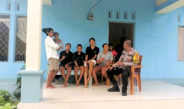 Bhabinkamtibmas-Danibao-Aktif-Jalin-Silaturahmi,-Warga-Diajak-Waspada-TPPO