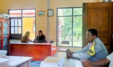 Sinergitas-Terjalin,-Bhabinkamtibmas-Sambangi-Kantor-Desa-Watotika-Ile