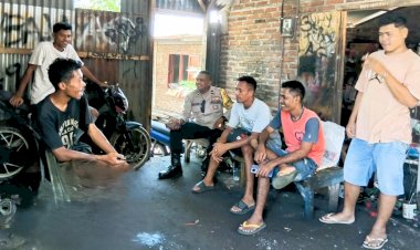 Cegah-TPPO-dan-Hoaks,-Bhabinkamtibmas-Lamawalang-Intensifkan-Sambang