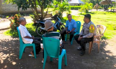 Sambang-Humanis-di-Duatukan,-Bhabinkamtibmas-Brigpol-Antonius-Kelen-Ajak-Warga-Jaga-Kamtibmas