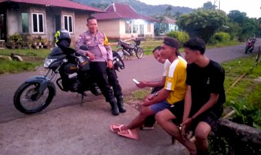 Sambang-Sore-Hari,-Bhabinkamtibmas-Lewohala-AIPDA-Niki-Rangkul-Pemuda-Desa