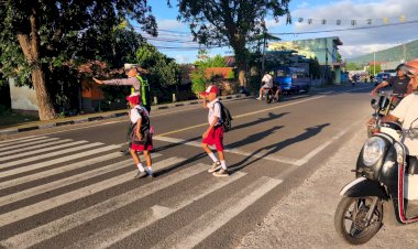 Satlantas-Polres-Flotim-Hadir-di-Sekolah,-Wujudkan-Keselamatan-Berlalu-Lintas-Sejak-Pagi