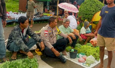 Hadir-di-Tengah-Aktivitas-Pasar,-Aipda-Agus-Fay-Sampaikan-Pesan-Kamtibmas-dan-Keselamatan
