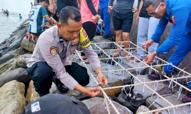 Jaga-Laut-Tetap-Lestari,-Aiptu-Eldorado-Bersama-Polair-dan-Warga-Tanam-Media-Terumbu-Karang-di-Pesisir-Pantai