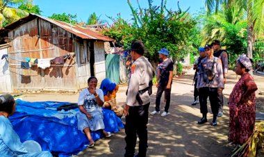 Patroli-Dialogis-Jalan-Kaki-Polres-Flotim-Hadirkan-Rasa-Aman-dan-Keharmonisan-Masyarakat-Dusun-Bele