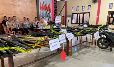 Konferensi-Pers-Polda-NTT:-Polres-Flores-Timur-Ungkap-Curanmor-dan-Kumpulkan-Ratusan-Senpira-Kedepankan-Pendekatan-Humanis