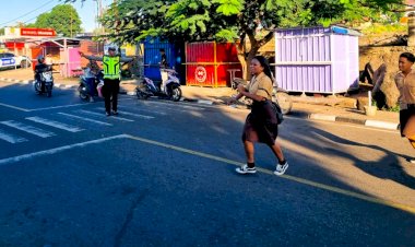 Mengawali-Hari-dengan-Kepedulian,-Satlantas-Polres-Flores-Timur-Hadir-Menjaga-Keselamatan-di-Jalan