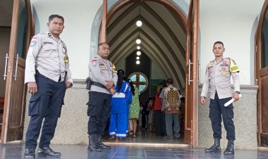 Hangatnya-Sambut-Baru-di-Lewolaga,-Personel-Polsek-Titehena-Hadir-Menjaga-Sukacita-Umat