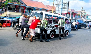 Aksi-Sederhana-yang-Bermakna,-Personel-Polres-Flores-Timur-Bantu-Dorong-Kendaraan-Mogok