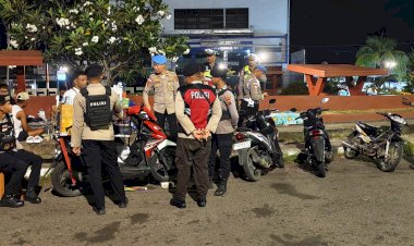 Patroli-Malam-Humanis,-Polres-Flores-Timur-Hadir-Membawa-Pesan-Kepedulian