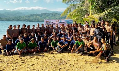 Hari-Bhayangkara-ke-80,-Polres-Flores-Timur-Bersama-Instansi-Terkait-Bersihkan-Pantai-Jaga-Warisan-Alam