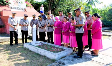 Mengenang-Jasa-Pahlawan,-Polres-Flores-Timur-Gelar-Ziarah-dan-Tabur-Bunga