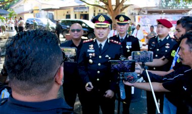 Usai-Upacara,-Polres-Flores-Timur-Bersama-Forkopimda-dan-Tokoh-Masyarakat-Musnahkan-863-Senpira-dan-Sajam-Hasil-Penyerahan-Sukarela-Masyarakat