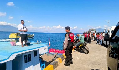 Hadir-di-Pelabuhan,-Sat-Samapta-Polres-Flores-Timur-Pastikan-Aktivitas-Penyeberangan-Berjalan-Kondusif