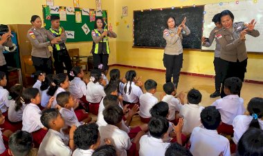 Tak-Hanya-Trauma-Healing,-Polwan-Polres-Flores-Timur-Juga-Berikan-Terapi-USEFT