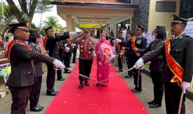Tradisi-Pedang-Pora-Antar-Pelepasan-AKBP-Adhitya-Octorio-Putra-dari-Polres-Flores-Timur