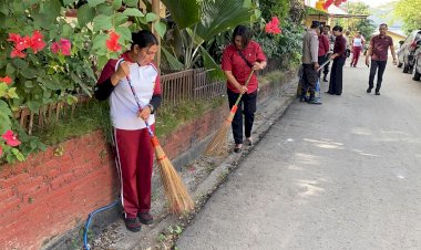 Awali-Tugas-dengan-Kepedulian,-Personel-Polres-Flores-Timur-Bersihkan-Lingkungan-Kantor