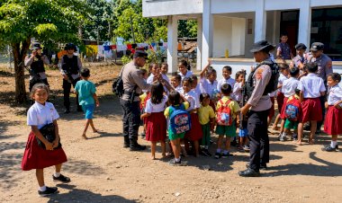 Bukan-Sekadar-Patroli,-Personel-Polres-Flores-Timur-Datang-Membawa-Senyum-untuk-Anak-anak-Riang-Rindu