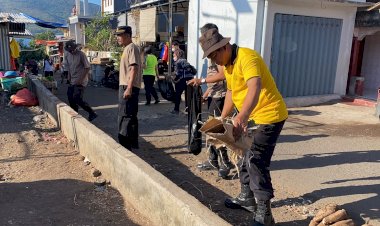 Sambut-HUT-RI-ke-81,-Wakapolres-Flores-Timur-Kompol-I-Ketut-Mastina-Pimpin-Kerja-Bakti-Bersihkan-Pasar