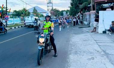Bhabinkamtibmas-Aiptu-Thomas-Raya-Kawal-Jalan-Santai-Warga,-Suasana-Aman-dan-Kebersamaan-Terjaga