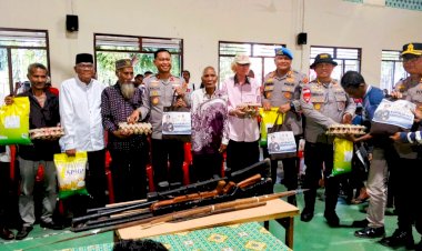 Wakapolda-NTT-Serahkan-85-Paket-Bansos,-Perkuat-Semangat-Persaudaraan-Lowonara–Bele