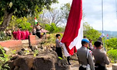 Jelang-HUT-ke-81-RI,-Polres-Flotim-Kibarkan-Merah-Putih-Raksasa-di-Bukit-Postoh