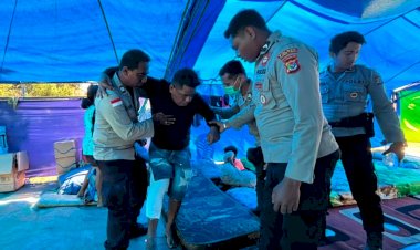 Sidokkes-Polres-Flotim-Bantu-Evakuasi-Korban-Gempa-dari-Tenda-Pengungsian-ke-RSUD-Aeramo