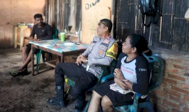 Dari-Rumah-ke-Rumah,-Bhabinkamtibmas-Pajinian-Rawat-Kamtibmas-Bersama-Warga