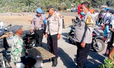 Kapolsek-Wulanggitang-Bersama-Anggota-Pantau-Aktivitas-Masyarakat-di-Pasar-Boru