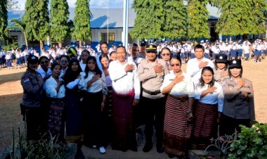 Upacara-Bendera-di-SMPN-2-Larantuka,-Sat-Binmas-Polres-Flotim-Ajak-Pelajar-Jauhi-Bullying
