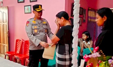 Hadir-di-Rumah-Duka,-Kapolres-Flotim-Beri-Penguatan-bagi-Keluarga-Almarhum-Aipda-Benny-Maipauw