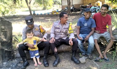 Langkah-Kecil-Merawat-Damai,-Bhabinkamtibmas-Sambangi-Warga-Narasaosina