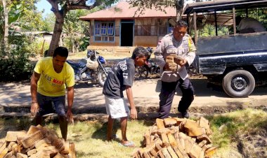 Sambang-dengan-Cara-Berbeda,-Aipda-Semarno-Bantu-Warga-Sambil-Sampaikan-Pesan-Kamtibmas