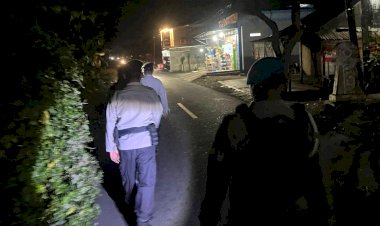 Patroli-Malam-di-Wailingo,-Polres-Flotim-Ajak-Warga-Jaga-Kedamaian