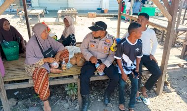 Sambang-Warga-di-Pasar-Baniona,-Bhabinkamtibmas-Rawat-Suasana-Tetap-Kondusif