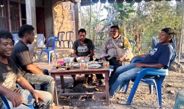 Bhabinkamtibmas-Nawokote-Sambangi-Keluarga-Duka,-Rawat-Kebersamaan-Warga