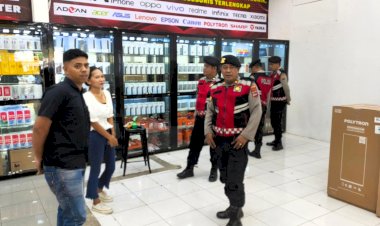 Langkah-Kecil-Menjaga-Kenyamanan,-Personel-Polres-Flotim-Sambangi-Toko-dan-Atur-Lalu-Lintas