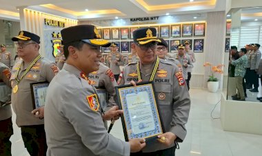 Kapolres-Flores-Timur-AKBP-Gede-Putra-Yase-Terima-Penghargaan-atas-Keberhasilan-Penanganan-Konflik-Sosial-di-Adonara-Timur