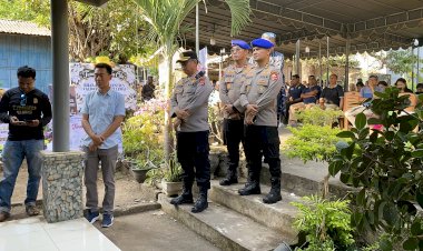 Turut-Berduka-Cita,-Kapolres-Flores-Timur-Sambut-Kedatangan-Jenazah-Bharatu-Valdo