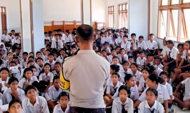 Ciptakan-Pelajar-Berkarakter,-Bhabinkamtibmas-Edukasi-Siswa-tentang-Disiplin-dan-Pergaulan-Positif
