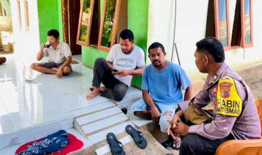 Melalui-Patroli-Dialogis,-Bhabinkamtibmas-Ajak-Warga-Oyang-Barang-Jaga-Keamanan-Desa