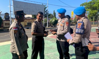 Usai-Apel-Pagi,-Wakapolres-Flores-Timur-Bersama-Propam-Gelar-Penegakan-Ketertiban-Personel