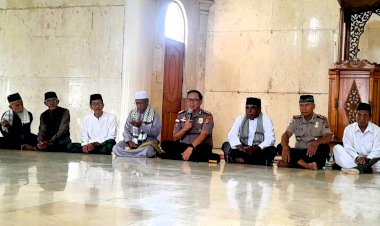 Jumat-Keliling-di-Masjid-As-Syuhada,-Kapolres-Flores-Timur-Ajak-Jamaah-Jaga-Kerukunan