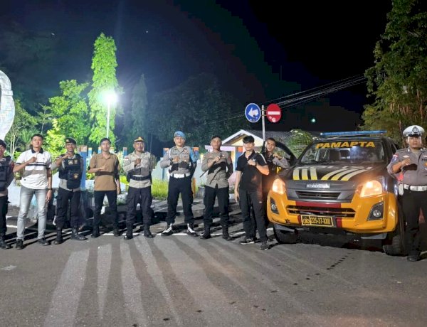 Patroli Malam Polres Flotim Sasar Titik Rawan, Tegur Pemuda dan Ajak UMKM Jaga Kamtibmas