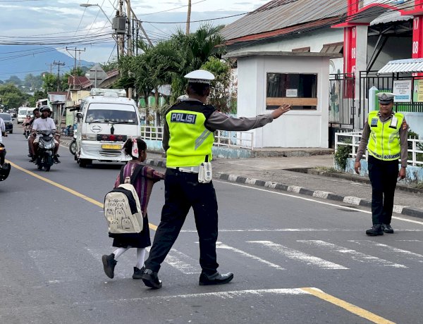 Tingkatkan Keselamatan Jalan, Polres Flotim Awasi Ketat Arus Pagi di Larantuka