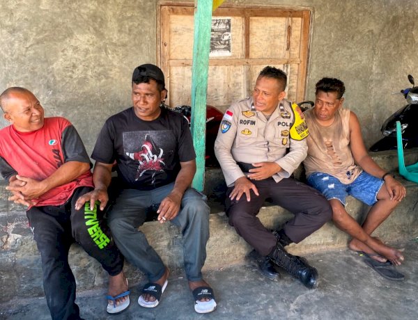 Sambang Pelabuhan, Bhabinkamtibmas Lohayong Ingatkan Warga Jaga Keamanan Lingkungan