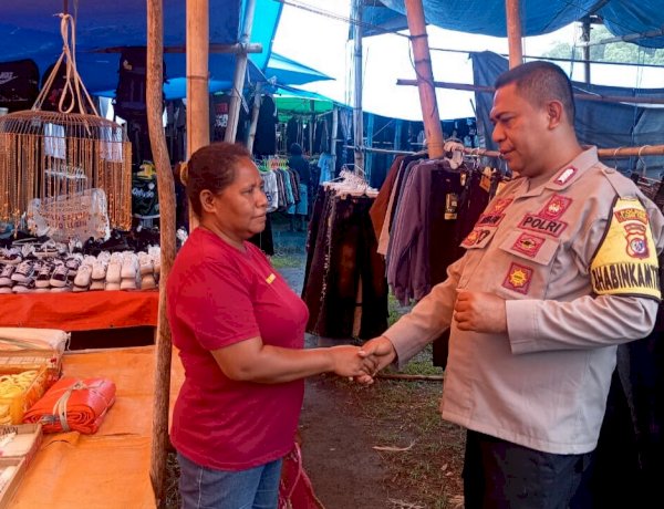 Patroli Humanis di Pasar Boru, Bhabinkamtibmas Imbau Waspada Cuaca Ekstrem